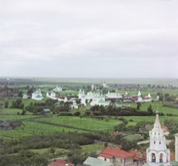 Suzdal Vid s kolokolni Rizopolozhenskogo monastyrya na Pokrovskiy monastyr