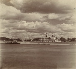 Yaroslavl Obschiy vid Tolgskogo monastyrya s pravoy storony Volgi